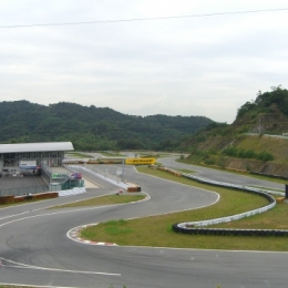 Bパドック(駐車場)から レーシングコースを望む